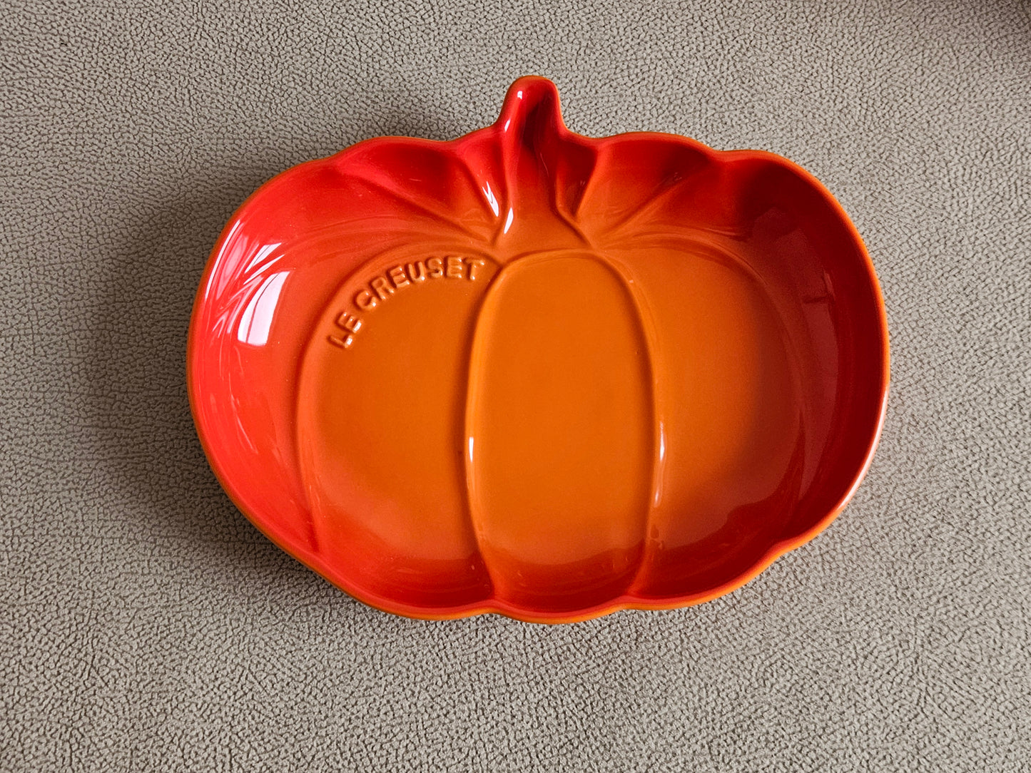 Le Creuset 23cm Medium Pumpkin Dish Volcanic Orange Halloween Dish - Brand New