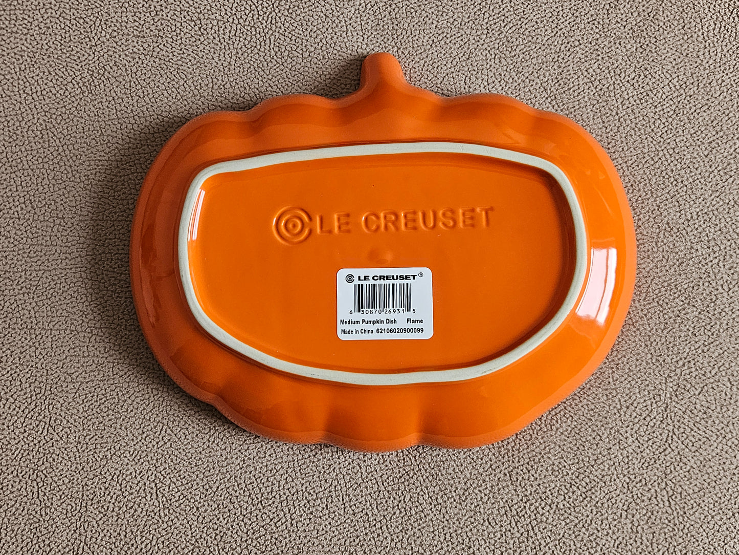 Le Creuset 23cm Medium Pumpkin Dish Volcanic Orange Halloween Dish - Brand New