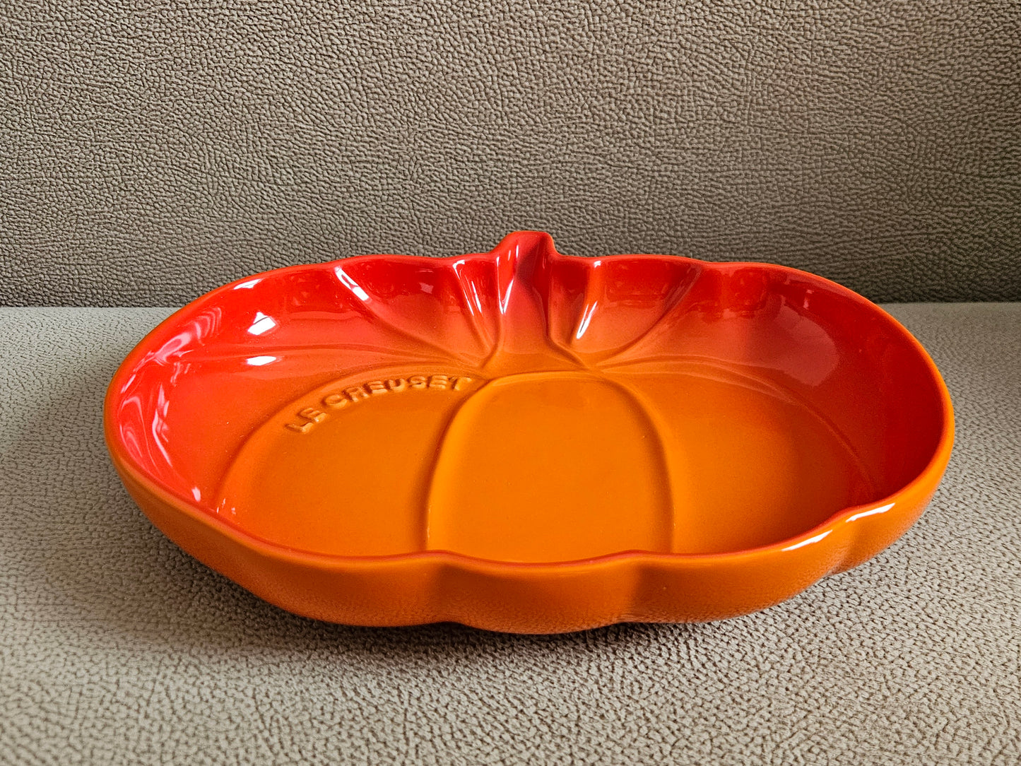 Le Creuset 23cm Medium Pumpkin Dish Volcanic Orange Halloween Dish - Brand New